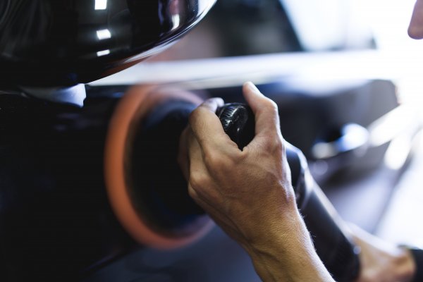 Using a dual action polisher on a black car